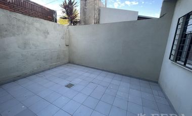 Venta PH 3 ambientes con patio en Wilde