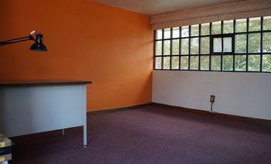 Casa en venta con grandes espacios para actualizar