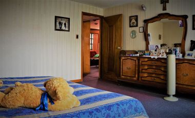 Casa en venta con grandes espacios para actualizar