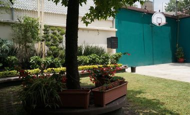 Casa en venta con grandes espacios para actualizar