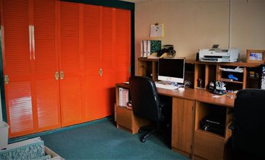 Casa en venta con grandes espacios para actualizar