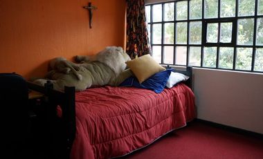 Casa en venta con grandes espacios para actualizar