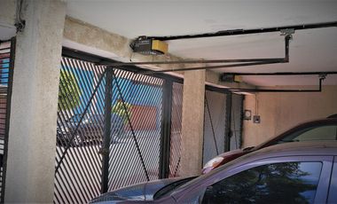 Casa en venta con grandes espacios para actualizar