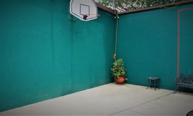 Casa en venta con grandes espacios para actualizar