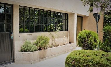 Casa en venta con grandes espacios para actualizar