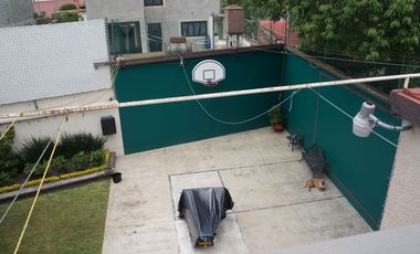 Casa en venta con grandes espacios para actualizar