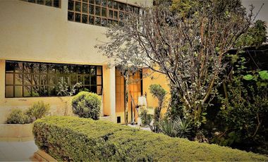 Casa en venta con grandes espacios para actualizar