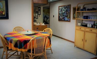 Casa en venta con grandes espacios para actualizar
