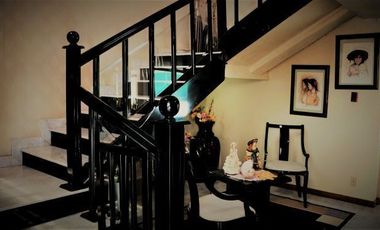 Casa en venta con grandes espacios para actualizar