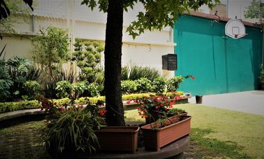 Casa en venta con grandes espacios para actualizar