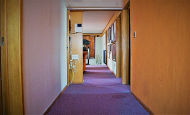 Casa en venta con grandes espacios para actualizar