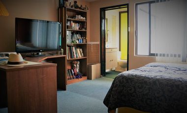 Casa en venta con grandes espacios para actualizar