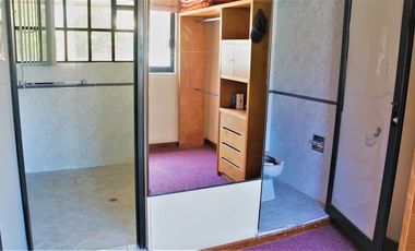 Casa en venta con grandes espacios para actualizar
