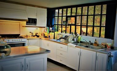 Casa en venta con grandes espacios para actualizar