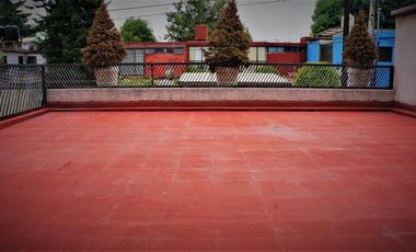 Casa en venta con grandes espacios para actualizar