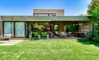 Moderna casa en excelente estado en condominio consolidado de Piedra Roja