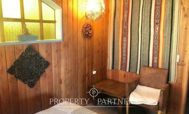 Casa familiar de dos niveles  con vista panoramica a la ciudad y lago Villarrica.