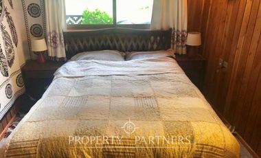 Casa familiar de dos niveles  con vista panoramica a la ciudad y lago Villarrica.