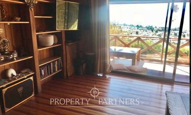 Casa familiar de dos niveles  con vista panoramica a la ciudad y lago Villarrica.