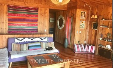 Casa familiar de dos niveles  con vista panoramica a la ciudad y lago Villarrica.