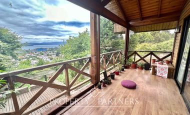 Casa familiar de dos niveles  con vista panoramica a la ciudad y lago Villarrica.