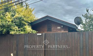 Casa familiar de dos niveles  con vista panoramica a la ciudad y lago Villarrica.