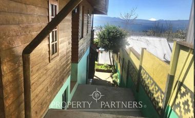 Casa familiar de dos niveles  con vista panoramica a la ciudad y lago Villarrica.