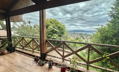 Casa familiar de dos niveles  con vista panoramica a la ciudad y lago Villarrica.
