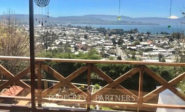 Casa familiar de dos niveles  con vista panoramica a la ciudad y lago Villarrica.