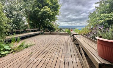 Casa familiar de dos niveles  con vista panoramica a la ciudad y lago Villarrica.