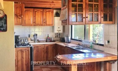 Casa familiar de dos niveles  con vista panoramica a la ciudad y lago Villarrica.