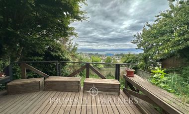 Casa familiar de dos niveles  con vista panoramica a la ciudad y lago Villarrica.