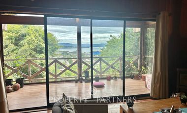 Casa familiar de dos niveles  con vista panoramica a la ciudad y lago Villarrica.