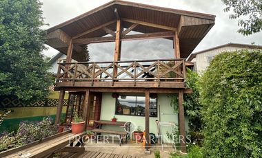 Casa familiar de dos niveles  con vista panoramica a la ciudad y lago Villarrica.