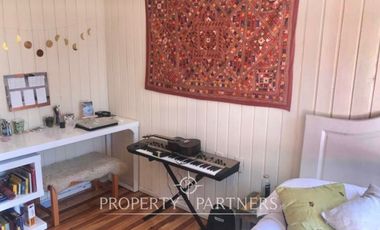 Casa familiar de dos niveles  con vista panoramica a la ciudad y lago Villarrica.