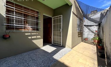 Venta de casa de 3 ambientes con patio en Wilde