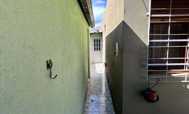 Venta de casa de 3 ambientes con patio en Wilde