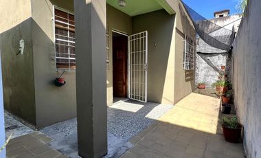 Venta de casa de 3 ambientes con patio en Wilde