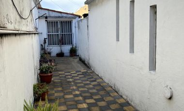 Venta de casa de 3 ambientes con patio en Wilde