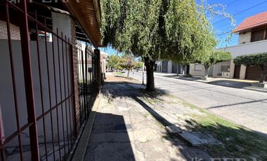 Venta de casa de 3 ambientes con patio en Wilde