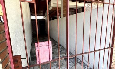 Venta de casa de 3 ambientes con patio en Wilde