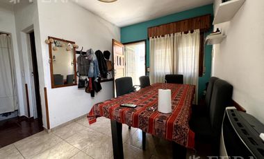 Venta de casa de 3 ambientes con patio en Wilde