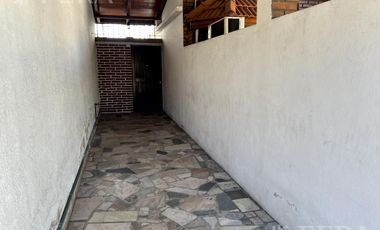 Venta de casa de 3 ambientes con patio en Wilde
