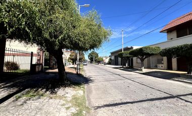 Venta de casa de 3 ambientes con patio en Wilde