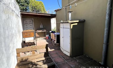 Venta de casa de 3 ambientes con patio en Wilde