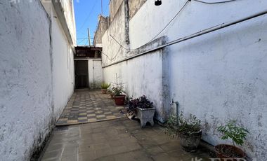 Venta de casa de 3 ambientes con patio en Wilde