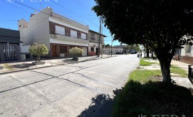 Venta de casa de 3 ambientes con patio en Wilde