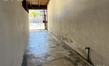 Venta de casa de 3 ambientes con patio en Wilde