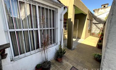 Venta de casa de 3 ambientes con patio en Wilde
