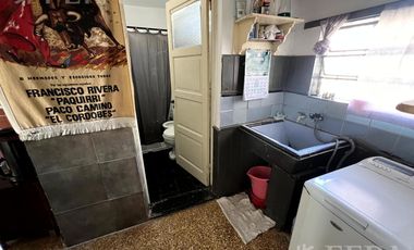 Venta de casa de 3 ambientes con patio en Wilde